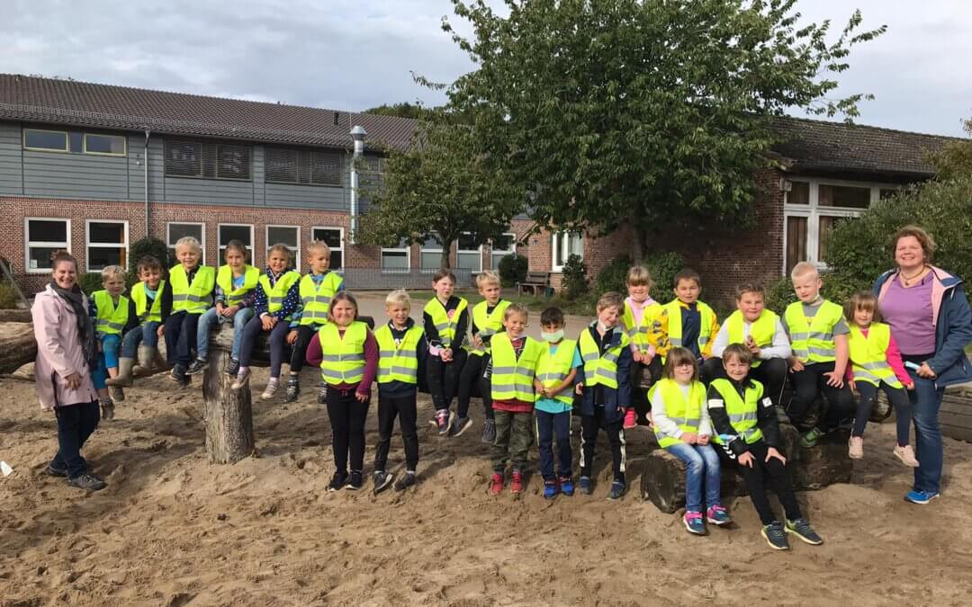 Warnwesten für die Kinder der ersten Klassen