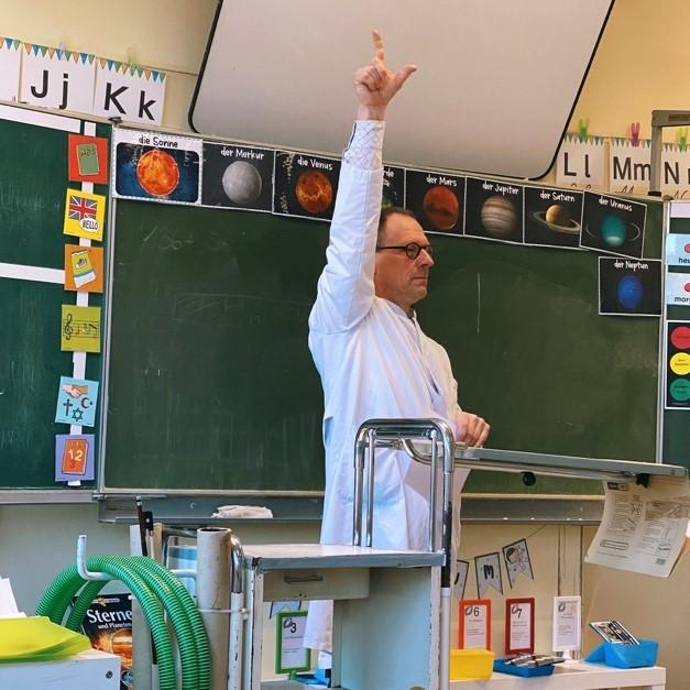 Theater im Klassenraum – Die Theaterwerkstatt Pilkentafel zu Besuch an der Regenbogenschule