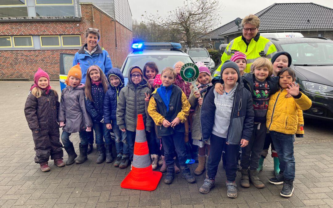 Polizistin in der Schule