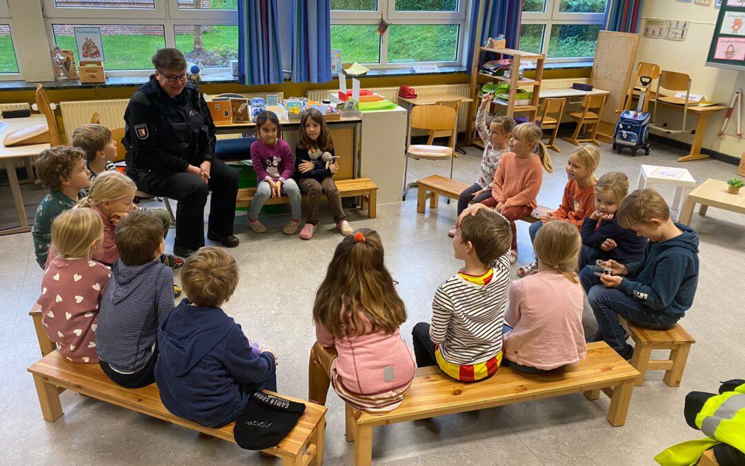 Spannender Besuch von Frau Hansen – Die Polizei zu Gast in unseren 1. Klassen