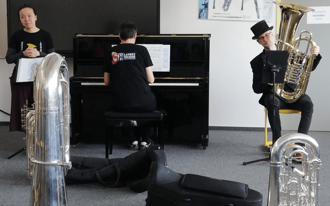 Klassenzimmerstück zu Besuch in der Regenbogenschule Satrup am 27. März