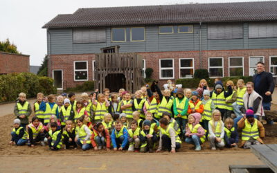 Gut sichtbare Erstklässler unterwegs an der Regenbogenschule